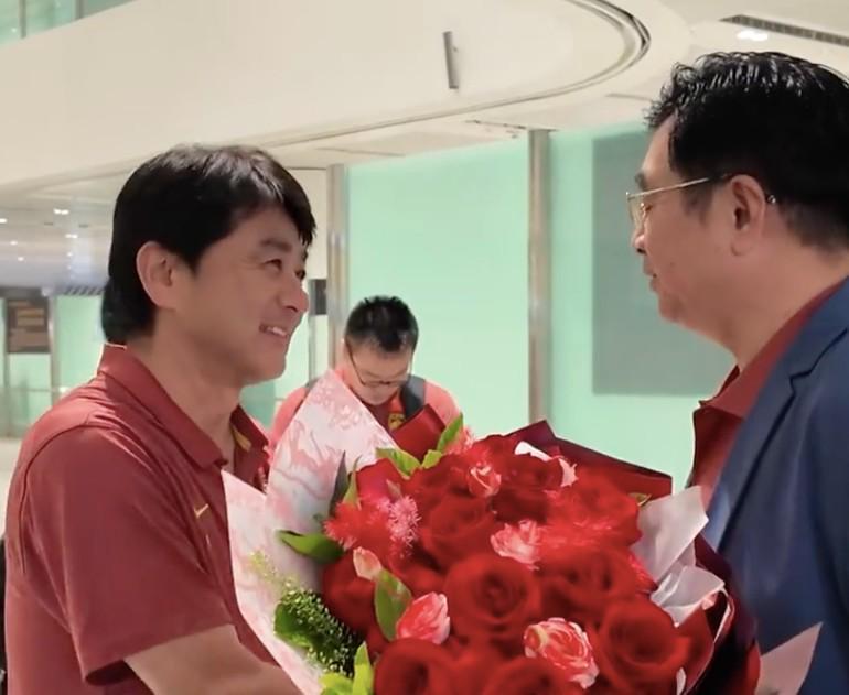 开云APP下载-宋凯现场接机U17国足，感谢浮嶋敏创造历史并给全员戴花环